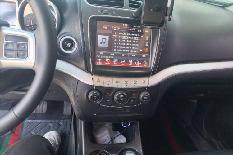 Used Dodge Journey 2015 2.0TD Four-Wheel Drive Luxury Edition Audio And AC Panel