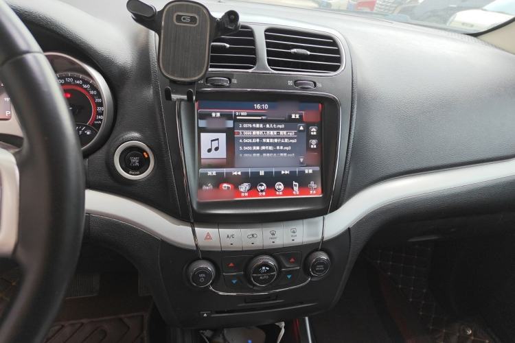 Used Dodge Journey 2015 2.0TD Four-Wheel Drive Luxury Edition Audio And AC Panel