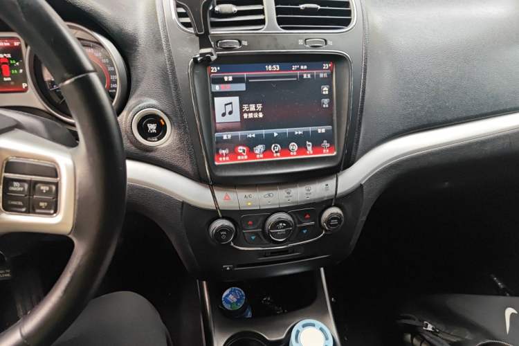 Used Dodge Journey 2015 2.0TD Four-Wheel Drive Luxury Edition Audio And AC Panel