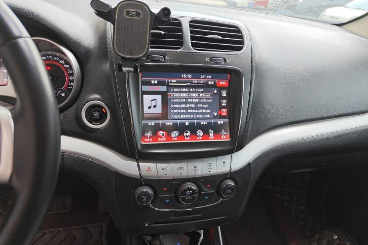 Used Dodge Journey 2015 2.0TD Four-Wheel Drive Luxury Edition Audio And AC Panel