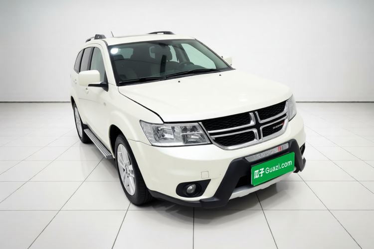 Used Dodge Journey 2015 2.0TD Four-Wheel Drive Luxury Edition Front Right 45 Deg
