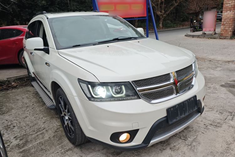 Used Dodge Journey 2015 2.0TD Four-Wheel Drive Luxury Edition Front Right 45 Deg