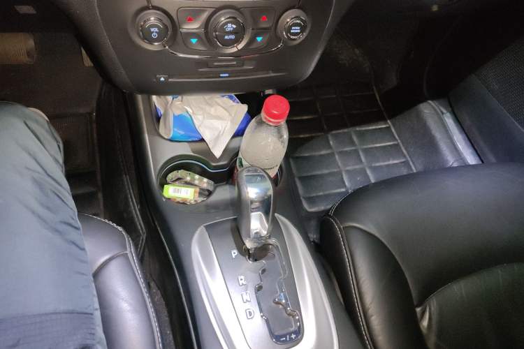 Used Dodge Journey 2015 2.0TD Four-Wheel Drive Luxury Edition Gear Lever