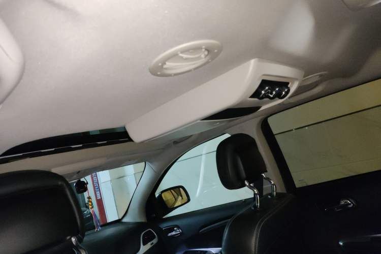 Used Dodge Journey 2015 2.0TD Four-Wheel Drive Luxury Edition Headliner