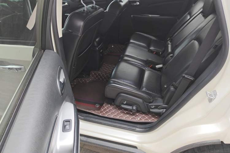 Used Dodge Journey 2015 2.0TD Four-Wheel Drive Luxury Edition Interior 4