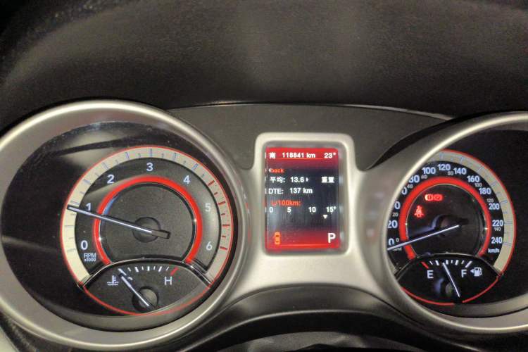Used Dodge Journey 2015 2.0TD Four-Wheel Drive Luxury Edition Odometer Close Up