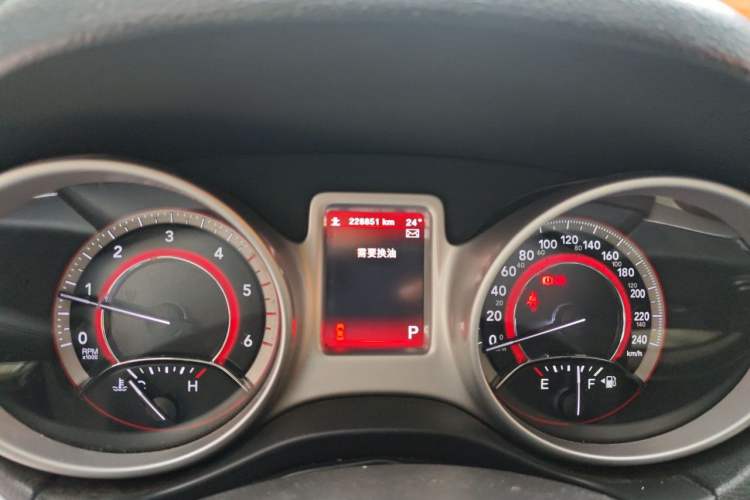 Used Dodge Journey 2015 2.0TD Four-Wheel Drive Luxury Edition Odometer Close Up