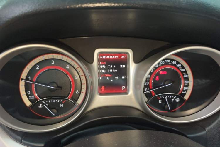 Used Dodge Journey 2015 2.0TD Four-Wheel Drive Luxury Edition Odometer Close Up