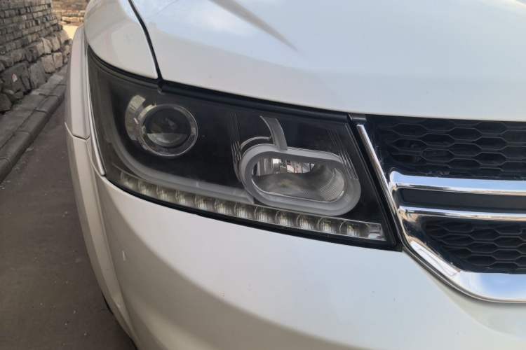Used Dodge Journey 2015 2.0TD Four-Wheel Drive Luxury Edition Right Front Headlight