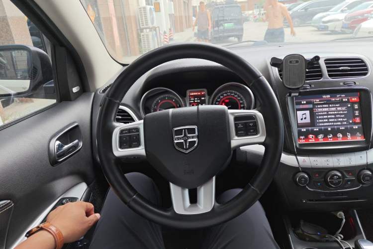 Used Dodge Journey 2015 2.0TD Four-Wheel Drive Luxury Edition Steering Wheel