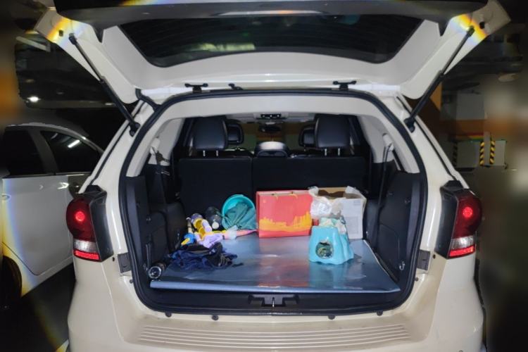 Used Dodge Journey 2015 2.0TD Four-Wheel Drive Luxury Edition Trunk