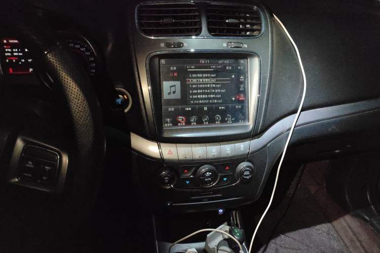 Used Dodge Journey 2016 2.0TD Four-Wheel Drive Touring Edition Audio And AC Panel