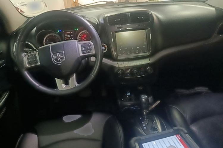 Used Dodge Journey 2016 2.4L Two-Wheel-Drive Touring Edition Center Console