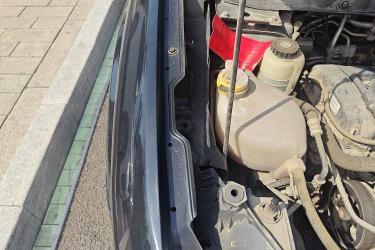 Used Dodge Journey 2016 2.4L Two-Wheel-Drive Touring Edition Engine Bay Right