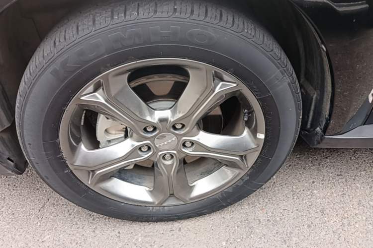 Used Dodge Journey 2016 2.4L Two-Wheel-Drive Touring Edition Left Front Wheel Hub