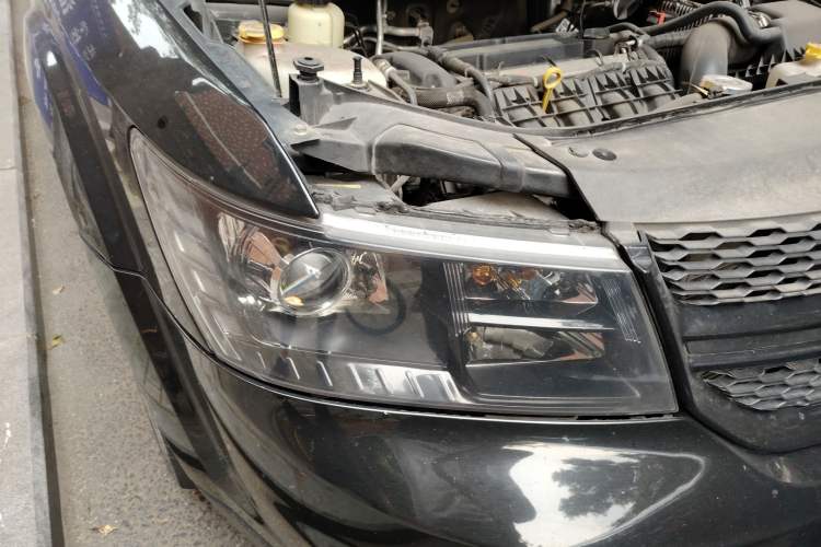 Used Dodge Journey 2016 2.4L Two-Wheel-Drive Touring Edition Right Front Headlight