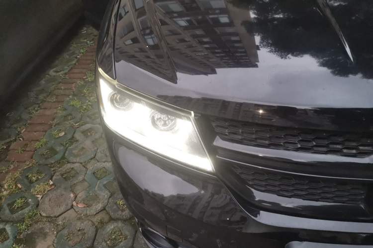 Used Dodge Journey 2016 2.4L Two-Wheel-Drive Touring Edition Right Front Headlight