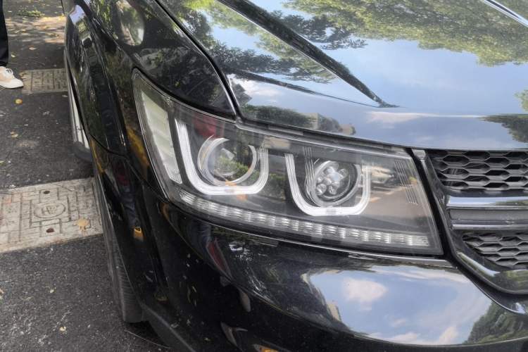 Used Dodge Journey 2016 2.4L Two-Wheel-Drive Touring Edition Right Front Headlight