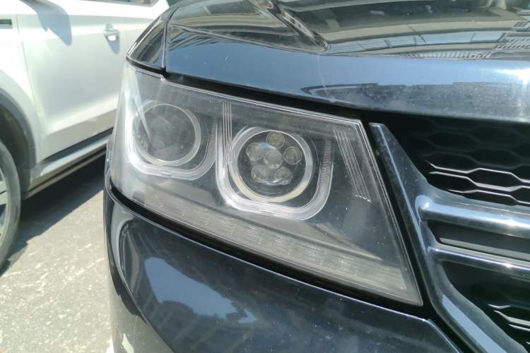 Used Dodge Journey 2016 2.4L Two-Wheel-Drive Touring Edition Right Front Headlight