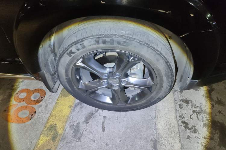 Used Dodge Journey 2016 2.4L Two-Wheel-Drive Touring Edition Right Front Wheel Hub