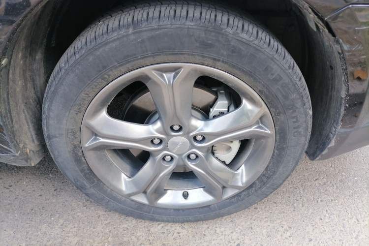 Used Dodge Journey 2016 2.4L Two-Wheel-Drive Touring Edition Right Front Wheel Hub