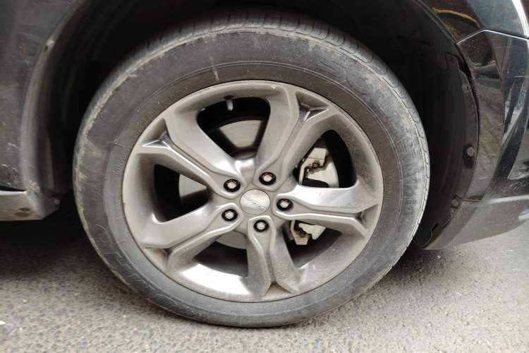 Used Dodge Journey 2016 2.4L Two-Wheel-Drive Touring Edition Right Front Wheel Hub