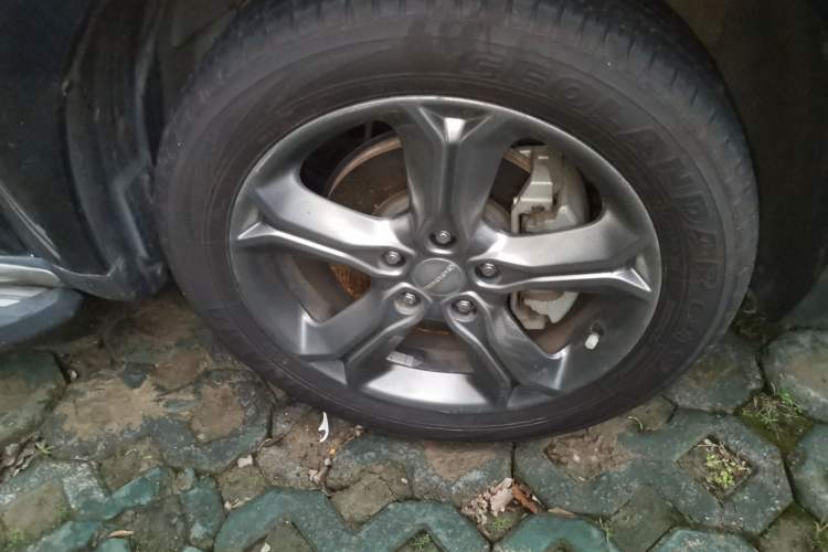Used Dodge Journey 2016 2.4L Two-Wheel-Drive Touring Edition Right Front Wheel Hub