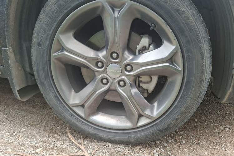 Used Dodge Journey 2016 2.4L Two-Wheel-Drive Touring Edition Right Front Wheel Hub