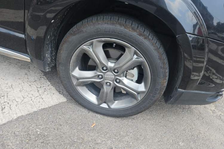 Used Dodge Journey 2016 2.4L Two-Wheel-Drive Touring Edition Right Front Wheel Hub