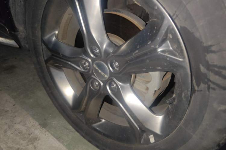 Used Dodge Journey 2016 2.4L Two-Wheel-Drive Touring Edition Right Front Wheel Hub