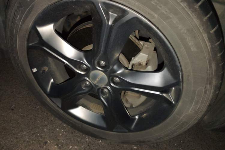 Used Dodge Journey 2016 2.4L Two-Wheel-Drive Touring Edition Right Front Wheel Hub