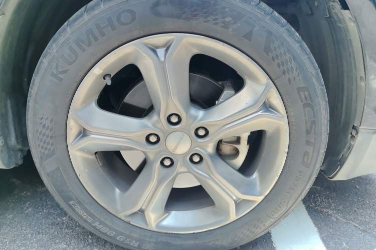 Used Dodge Journey 2016 2.4L Two-Wheel-Drive Touring Edition Right Front Wheel Hub
