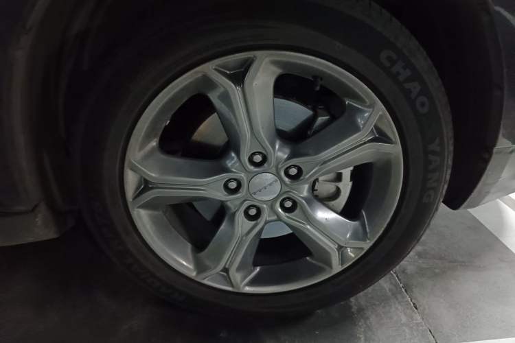 Used Dodge Journey 2016 2.4L Two-Wheel-Drive Touring Edition Right Front Wheel Hub