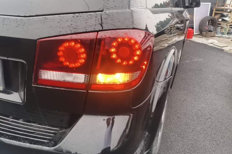 Used Dodge Journey 2016 2.4L Two-Wheel-Drive Touring Edition Right Rear Taillight