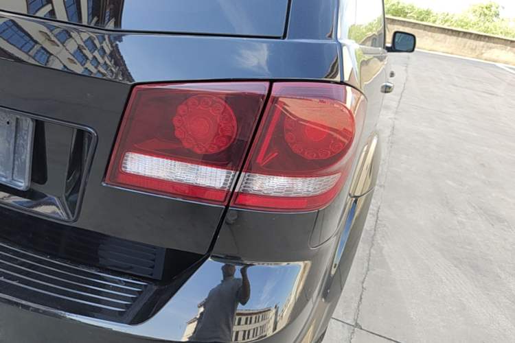 Used Dodge Journey 2016 2.4L Two-Wheel-Drive Touring Edition Right Rear Taillight