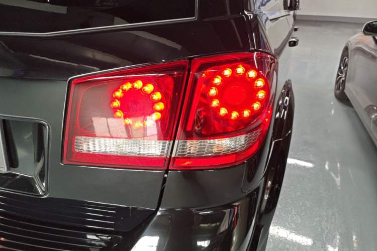 Used Dodge Journey 2016 2.4L Two-Wheel-Drive Touring Edition Right Rear Taillight