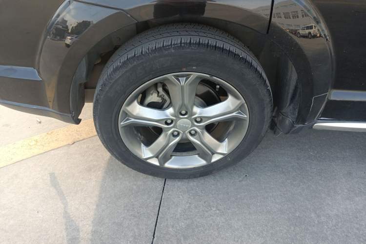Used Dodge Journey 2016 2.4L Two-Wheel-Drive Touring Edition Right Rear Wheel Hub