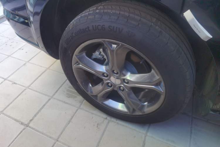 Used Dodge Journey 2016 2.4L Two-Wheel-Drive Touring Edition Right Rear Wheel Hub