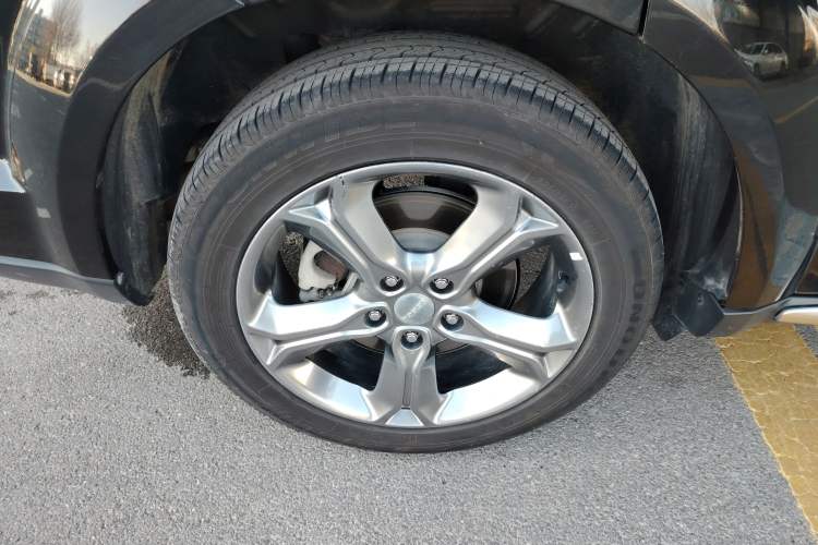 Used Dodge Journey 2016 2.4L Two-Wheel-Drive Touring Edition Right Rear Wheel Hub