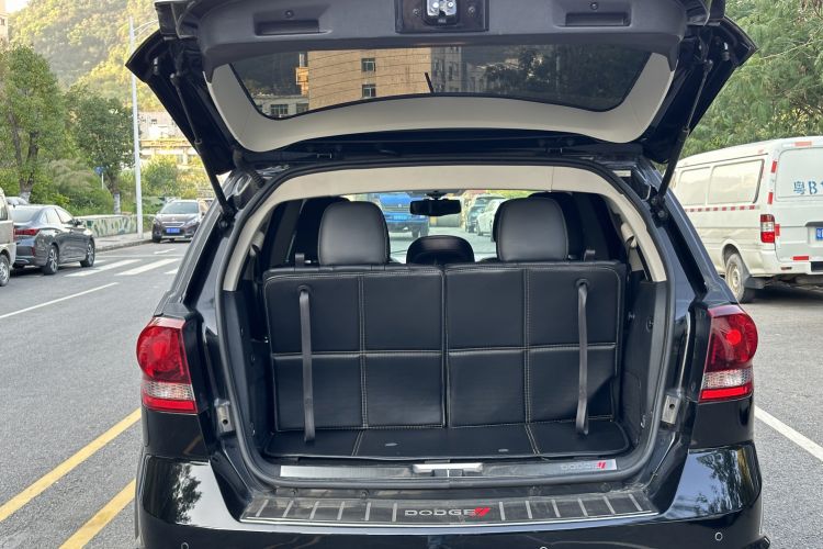 Used Dodge Journey 2016 2.0TD Four-Wheel Drive Touring Edition Trunk