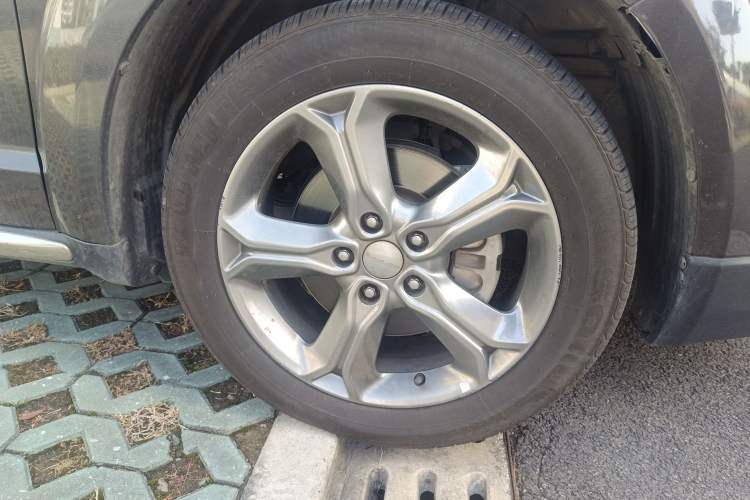 Used Dodge Journey 2016 2.4L Two-Wheel-Drive Touring Edition Right Front Wheel Hub