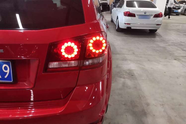 Used Dodge Journey 2016 2.4L Two-Wheel-Drive Touring Edition Right Rear Taillight