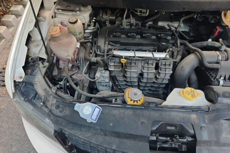 Used Dodge Journey 2016 2.4L Two-Wheel-Drive Touring Edition Engine Bay Right