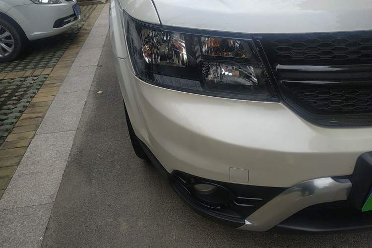 Used Dodge Journey 2016 2.4L Two-Wheel-Drive Touring Edition Right Front Headlight