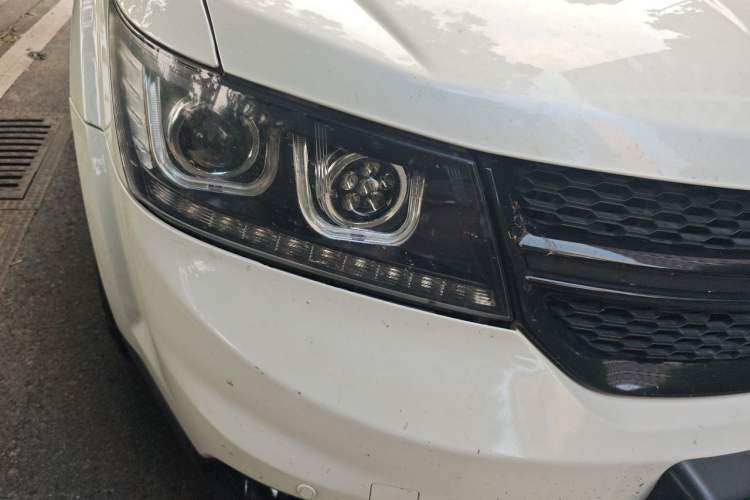 Used Dodge Journey 2016 2.4L Two-Wheel-Drive Touring Edition Right Front Headlight