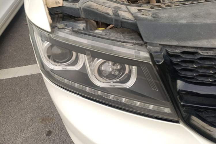 Used Dodge Journey 2016 2.4L Two-Wheel-Drive Touring Edition Right Front Headlight