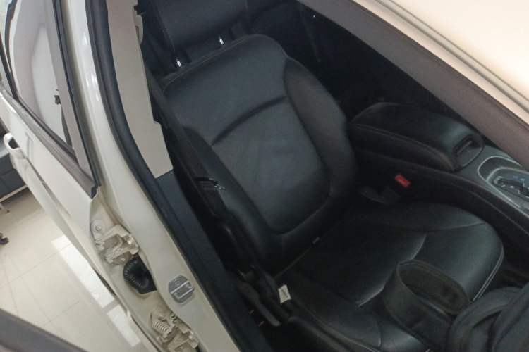 Used Dodge Journey 2016 2.4L Two-Wheel-Drive Touring Edition Right Front Seat