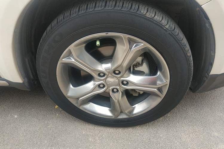 Used Dodge Journey 2016 2.4L Two-Wheel-Drive Touring Edition Right Front Wheel Hub