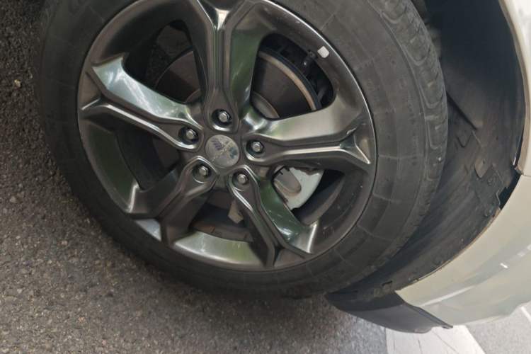 Used Dodge Journey 2016 2.4L Two-Wheel-Drive Touring Edition Right Front Wheel Hub