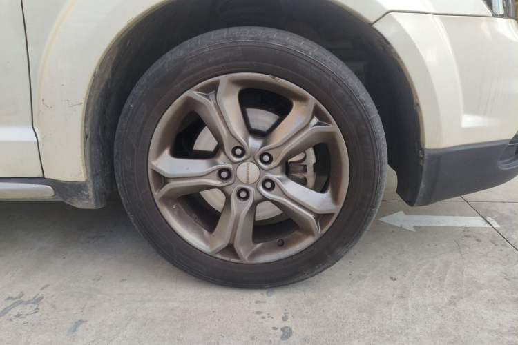 Used Dodge Journey 2016 2.4L Two-Wheel-Drive Touring Edition Right Front Wheel Hub